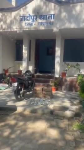 गोपालगंज: जादोपुर थाना अध्यक्ष ने  गस्ती क़े दौरान भारी मात्रा में शराब क़े साथ बाइक को किया जप्त