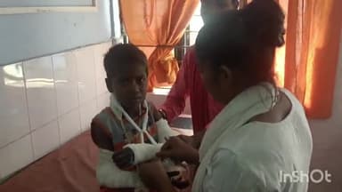 लखीसराय: जिले के नंदनामा गांव स्थित एक घर में छत पर खेलने के दौरान पैर फिसलने से10 वर्ष के बालक गिरकर हुआ जख्मी लाया गया लखीसराय