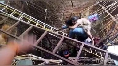 इंदौर: जूनी इंदौर क्षेत्र में हुए हादसे में एसडीआरएफ के जवान ने बच्ची को रस्सी से बांधकर निकाला बाहर