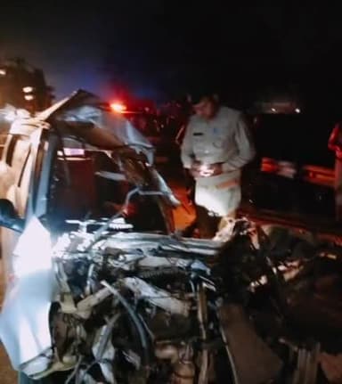 धौलाना: बृजनाथपुर नहर के पास तेज रफ्तार कार गन्ने से भरी ट्रैक्टर-ट्रॉली में पीछे से घुसी, एक व्यक्ति की हुई मौत; 4 लोग घायल