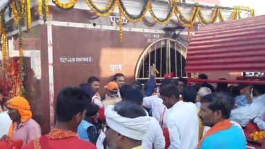 लाखो भक्तो ने मां थावे वाली के मंदिर मे किया हवन पूजन
चैत्र महीने एकमाह के लिए लगता है मेला थावे महोत्सव का भी होगा आगाज