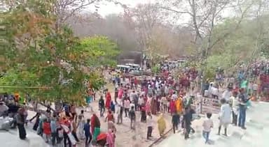 टीकमगढ़ जिले के प्रसिद्ध  बगाज माता मंदिर पर रामनवमी के दिनक्षदर्शन करने उमड़ा भक्तो का जन सैलाब