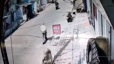 टीकमगढ़: मामोन दरवाजे के पास एक बुजुर्ग के साथ रास्ते में रोक कर एक व्यक्ति ने की मारपीट, सोशल मीडिया पर वायरल हुआ वीडियो