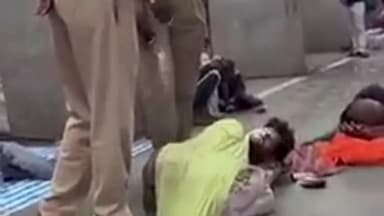 मथुरा: मुसाफिर खाने में मथुरा जंक्शन पर सो रहे शख्स को दो पुलिसकर्मियों ने लात मारकर उठाया, दोनों को किया गया लाइन हाजिर