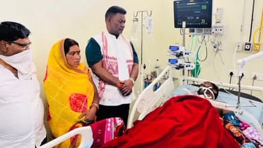 कांके: रिम्स में इलाजरत चतरा ज़िले के लावालौंग प्रखंड के ज़िला परिषद सदस्य से श्रम मंत्री सत्यानंद भोक्ता ने मुलाकात की