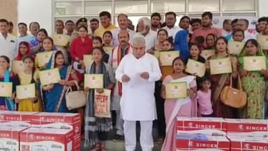 बस्ती: मंत्री राकेश सचान ने विश्वकर्मा श्रम सम्मान योजना के अंतर्गत प्रशिक्षण प्राप्त कर चुकी महिलाओं को वितरित की सिलाई मशीन