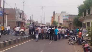 राधौगढ़: सांडा कॉलोनी में  02 मोटरसाइकिल आपस में भिड़ंत, 1 युवक की हालत गंभीर, किया गया रेफर