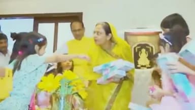 हुज़ूर: सीएम शिवराज ने अपने निवास पर कराया कन्या भोज कन्याओं का किया आज नवमी पर पूजन अर्चन