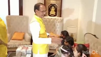 हुज़ूर: सीएम हाउस में कन्या पूजन का आयोजन, CM शिवराज ने पत्नी संग कराया कन्याओं को भोज