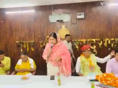 बहादुरगढ़: मुख्य सफाई निरीक्षक की सेवानिवृत्ति पर नगर परिषद सभागार में आयोजित कार्यक्रम में पहुंची चेयरपर्सन सरोज राठी व पूर्व MLA