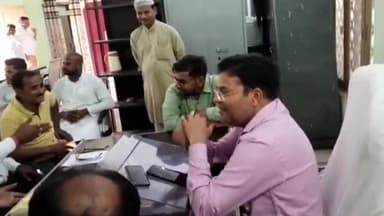 शाहजहांपुर: कांट नगर पंचायत कार्यालय पर पार्किंग ठेका की नीलामी बोली लगाई गई