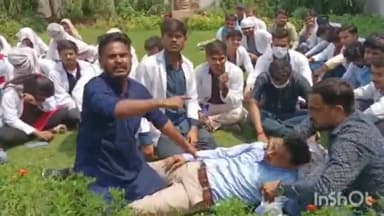 आगरा: पालीवाल पार्क स्थित आगरा विश्वविद्यालय में पाठ्यक्रमों के परीक्षा परिणाम घोषित ना होने के चलते छात्रों ने किया हंगामा