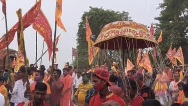 कुर्सेला: कुर्सेला में निकाली गई भव्य शोभायात्रा, भगवा ध्वज के साथ भक्तों ने लगाए नारे एक ही नारा- एक ही नाम, श्रीराम , जय श्री रा