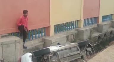 चितरंगी: जयंत बनौली मुख्य मार्ग में बनौली मोड़ के पास बाइक को बचाने के चक्कर में कार अनियंत्रित होकर नाली में गिरी,चालक को आई चोट