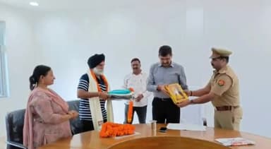 बस्ती: पुलिस महानिरीक्षक ने पर क्षेत्रीय कार्यालय में तैनात चालक के सेवानिवृत्ति होने पर दी भावभीनी विदाई