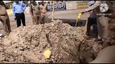 फिरोज़ाबाद: थाना रसूलपुर पुलिस ने 1100 लीटर देशी व 1500 लीटर अंग्रेजी शराब, बीयर कीमत करीब 15 लाख का कराया विनष्टीकरण।