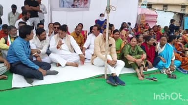 हुज़ूर: कोलार तिराहे में कांग्रेस नेताओं ने झुग्गी वासियों को प्लॉट ना देने के विरोध में किया प्रदर्शन