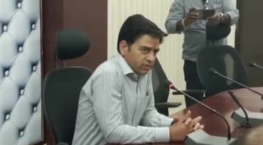 मंदसौर: जिला कलेक्टर दिलीप कुमार यादव ने सीएम हेल्पलाइन की शिकायतों का समाधान न करने पर चार सीएमओ को नोटिस किया जारी