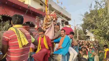 दरभंगा: खराजपुर गांव की बागमती नदी में चैती दुर्गा पूजा की प्रतिमा का हुआ विसर्जन, हजारों की संख्या में पहुंचे श्रद्धालु