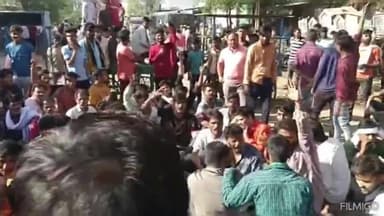 कोटा। कोटड़ादीपसिंह में रामनवमी पर हुए हादसे के बाद ग्रामीणों ने शुक्रवार को स्टेट हाइवे 70 को किया जाम।