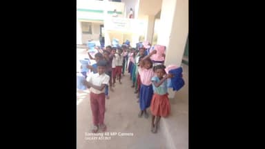 बरकट्ठा: चेचकपी मुखिया रीता देवी ने बच्चों के बीच किया पोशाक का वितरण।