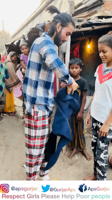 हम अपनी अमीरी को दिखाते नहीं है,
किसी की मदत करके सुनाते नहीं है।
Respect Girls Please Help poor people 
#apsgurjar