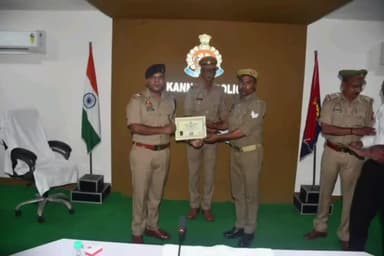 कन्नौज: एसपी ने डायल 112 वाहनों के लिए नवनियुक्त 18 पुलिसकर्मियों को पुलिस लाइन सभागार में किया सम्मानित