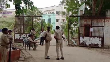 परबत्ता: कोशी शिक्षक निर्वाचन चुनाव शांतिपूर्ण कराने के लिए DM, SP व अन्य पदाधिकारियों ने IT भवन परबत्ता केन्द्र का किया निरीक्षण