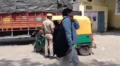 मुरादाबाद: मुरादाबाद रेलवे स्टेशन पर जीआरपी पुलिस को संदिग्ध हालत में मिली 2 युवतियां, चाइल्डलाइन टीम के किया हवाले