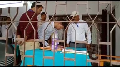 सासाराम: गया स्नातक तथा शिक्षक निर्वाचन हेतु चल रहे मतदान का प्रखंड कार्यालय पर निरीक्षण करने पहुंचे डीएम धर्मेंद्र कुमार