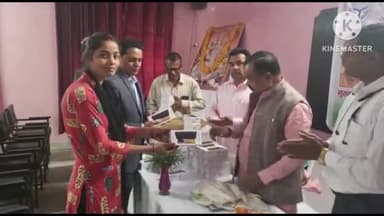 इकौना: महामाया राजकीय महाविद्यालय कटरा श्रावस्ती में विधायक ने छात्र-छात्राओं को वितरित किए स्मार्टफोन