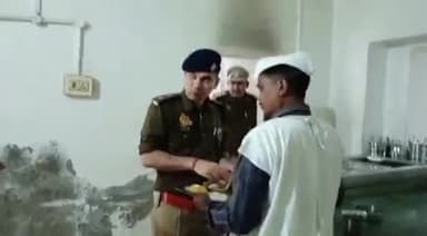 जौनपुर: हुसैनाबाद स्थित पुलिस लाइन में एसपी अजय पाल शर्मा ने परेड की ली सलामी और दिए आवश्यक निर्देश