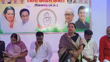 टीकमगढ़ में जिला कांग्रेस कार्यालय में पत्रकार वार्ता को संबोधित करते हुए।