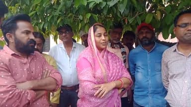 कल एंबुलेंस हादसे हुए दर्दनाक हादसे में मृतकों को मुहावज़ा दिलाने के लिय मोर्चरी के बहार चंद्रकांता मेघवाल का धरना