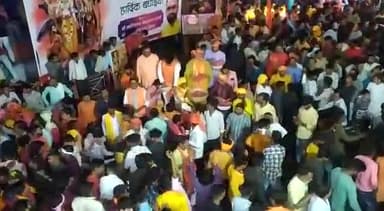 श्री राम नवमी के अवसर पर आयोजित विशाल शोभायात्रा का विधायक राकेश गिरी ने पुष्प वर्षा कर किया स्वागत