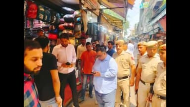 जगाधरी: मीराबाई बाजार में नगर निगम के अधिकारियों ने चलाया अतिक्रमण हटाओ अभियान, दुकानदारों को किया जागरूक