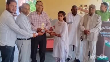 पलवल: गांव सिहोल के सरकारी स्कूल में वार्षिक परीक्षा परिणाम 2023 घोषित होने पर मेधावी छात्रों को सरपंच ने किया सम्मानित
