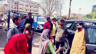 गल्ला मंडी के समीप बनी बस्ती में रहने वाले लोगों ने रत्नाकर चतुर्वेदी शिवा को सुनाई अपनी समस्या ।