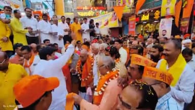 शहर में निकाली गई शोभायात्रा में रत्नाकर चतुर्वेदी शिवा भईया जी शामिल होकर लोगो के ऊपर पुष्प वर्षा कर स्वागत किए।