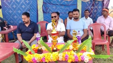 हलसी: बंडोल गांव में क्रिकेट टूर्नामेंट का किया गया आयोजन, मुखिया प्रतिनिधि संतोष सिंह ने फीता काटकर किया उद्घाटन