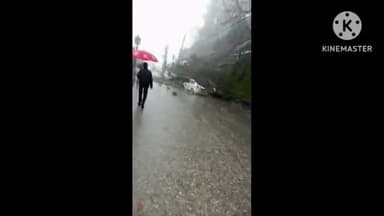 देहरादून: मसूरी के सवाय होटल का पुश्ता गिरने से मलबे में दबी कई गाड़ियां, प्रशासन की टीम मौके पर पहुंची