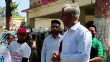 मुरादाबाद: विशेष संचारी रोग नियंत्रण हेतु चलाए जा रहे घर-घर दस्तक अभियान को डीएम व सीडीओ ने डीएम कार्यालय से किया रवाना