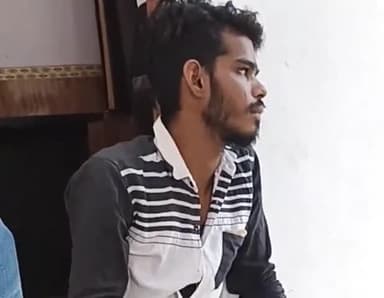 बुलंदशहर: जिला अस्पताल से लोगों ने मोबाइल चोरी के शक में युवक को पकड़कर किया पुलिस के सुपुर्द