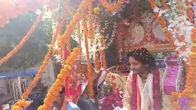 बुलंदशहर: नगर में दिव्य धाम सरकार गाजीपुर के वार्षिक उत्सव के उपलक्ष्य में पहुंची शोभायात्रा, लोगों ने किया स्वागत