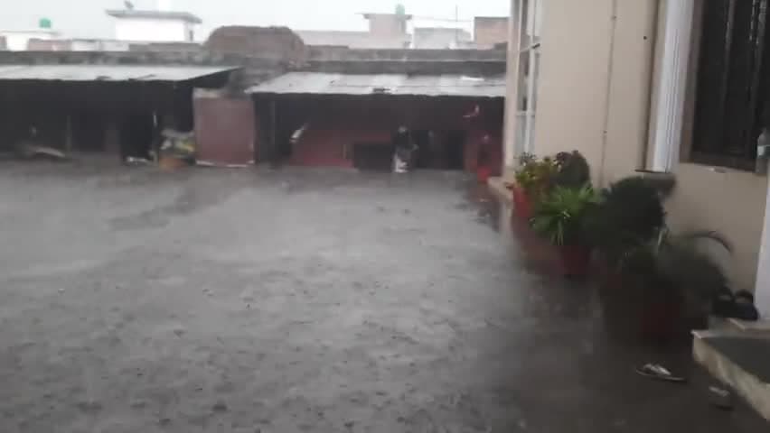 लक्सर के सुल्तानपुर में भारी वर्षा के साथ ओलावृष्टि।
#rainfallupdate #rainingday