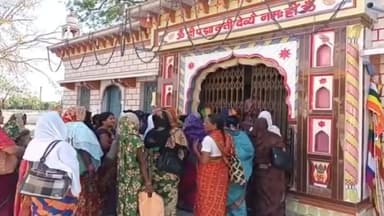 पन्ना: आंगनवाड़ी कार्यकर्ताओं ने अपनी मांगों को लेकर माँ पद्मावती शक्तिपीठ बड़ी देवी मंदिर में सौंपा ज्ञापन