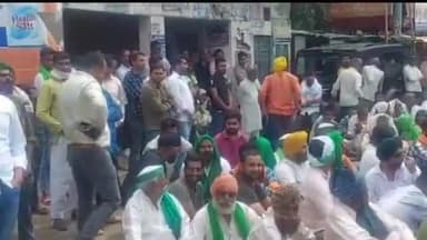 धनौरा: मंडी धनौरा तहसील चौराहे पर भारतीय किसान यूनियन के पदाधिकारियों ने अपनी मांगों को लेकर लगाया जाम