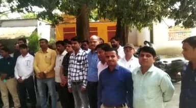 बस्ती: पुरानी पेंशन बहाली को लेकर कर्मचारियों ने सक्सेरीय इंटर कॉलेज परिसर में हाथों में काली पट्टी बांधकर किया विरोध प्रदर्शन