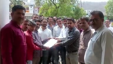 अजयगढ़: अजयगढ़ जनपद पंचायत के समस्त रोजगार सहायकों ने कार्य पर उपस्थित होने जनपद सीईओ को दिया आवेदन