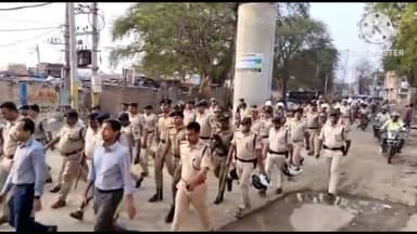 बिहार: बिहारशरीफ में हुए उपद्रव के बाद शांति व्यवस्था बहाल करने को लेकर पुलिस प्रशासन ने संवेदनशील इलाके में निकाला फ्लैग मार्च